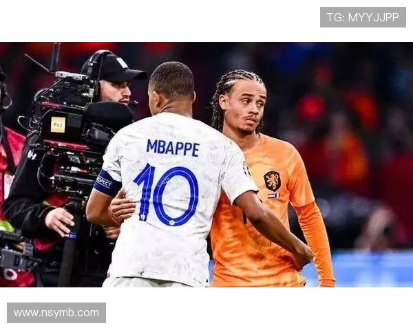 哈维西蒙斯崭露头角引领足球新潮流展现无限潜力与未来可能性